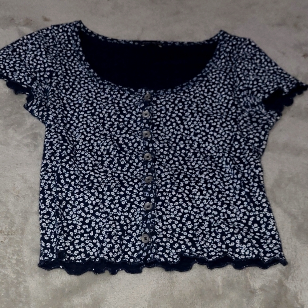 Fitted cropped top button down
